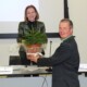 UBV Obmann Stellvertreter LKR Josef G. Wallner überreicht Namens des UBV-Steiermark der neuen Agrarlandesrätin einen jungen, grünen Baum zum Amtsantritt. Er steht symbolisch für das, was sein muss, damit die Bauern wieder im wahrsten Sinn des Wortes im ökonomischen Saft stehen. Der UBV wird jedes ehrliche Bemühen von Simone Schmiedtbauer für die Bauernanliegen unterstützen.