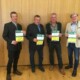 Der UBV rüttelt bei der Vollversammlung mit konkreten Unterlagen die Bauernvertretung aus dem Tiefschlaf, anders ist das Agieren dieser nicht zu bezeichnen. Die Bauern müssen sich mit jährlich schlechteren Spielregeln wie Rahmenbedingungen herumschlagen, die Auflagen und die Knüppel werden härter! Weil die eigene Vertretung seit Jahren versagt. Der UBV zeigt regelmäßig auf, was nicht passt. Am Bild von links Josef G. Wallner, Hans Herbst, Hans Ilsinger und Gerhard Mariacher!