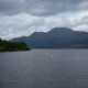 Blick von der idyllischen Ortschaft Luss auf Loch Lomond.